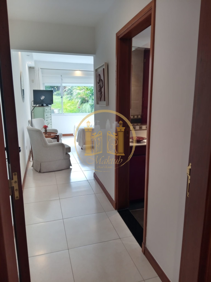 Casa ID.216 - Casa 5 dormitorios, 5 baños, con piscina climatizada, apto. para empleados, 2 barbacoas, terraza, 2 cocheras, Punta del este, Maldonado.