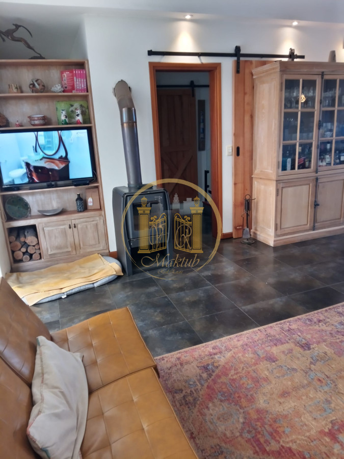 Casa ID.216 - Casa 5 dormitorios, 5 baños, con piscina climatizada, apto. para empleados, 2 barbacoas, terraza, 2 cocheras, Punta del este, Maldonado.