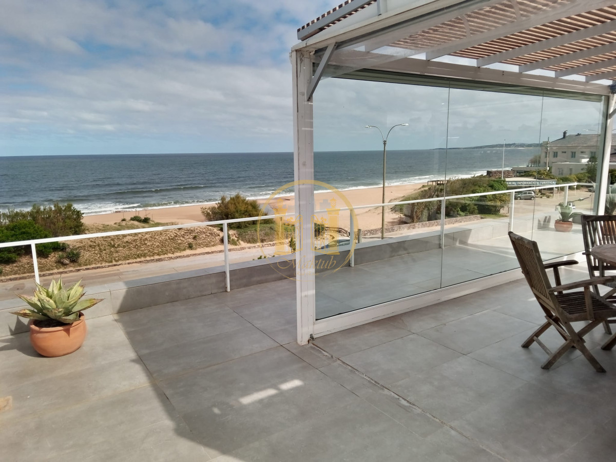 Casa ID.216 - Casa 5 dormitorios, 5 baños, con piscina climatizada, apto. para empleados, 2 barbacoas, terraza, 2 cocheras, Punta del este, Maldonado.