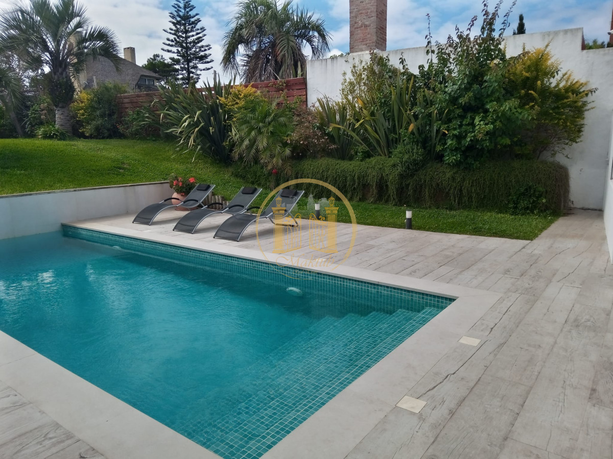 Casa ID.216 - Casa 5 dormitorios, 5 baños, con piscina climatizada, apto. para empleados, 2 barbacoas, terraza, 2 cocheras, Punta del este, Maldonado.