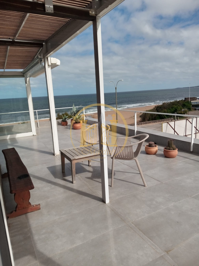 Casa ID.216 - Casa 5 dormitorios, 5 baños, con piscina climatizada, apto. para empleados, 2 barbacoas, terraza, 2 cocheras, Punta del este, Maldonado.