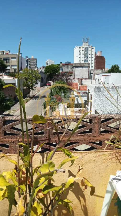 Casa ID.985 - VENDO CASA, 3 DORMITORIOS, 2 BAÑOS, LAVADERO, AZOTEA CON PARRILLERO, POCITOS, MONTEVIDEO