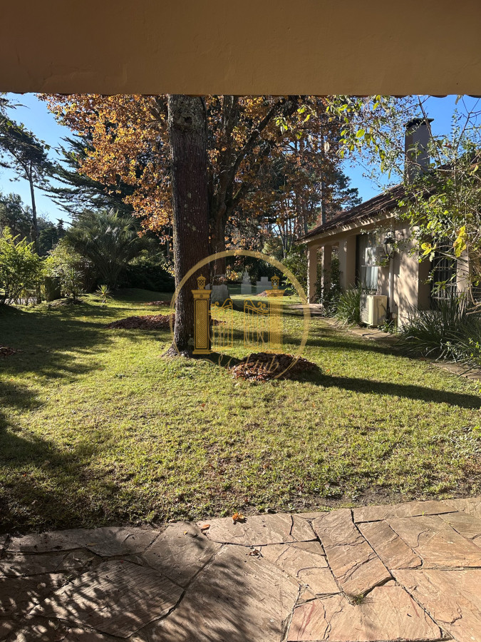 Casa ID.1120 - VENDO 3 CASAS, 10 DORMITORIOS, 7 BANOS, AMUEBLADA, BARBACOA, TERRAZAS, PISCINA, ESTACIONAMIENTO, BARRIO GOLF, PUNTA DEL ESTE, MALDONADOPATIO.