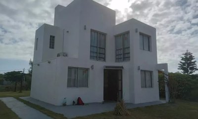 VENDO CASA, 2 DORMITORIOS, 2 BANOS, COCHERA, PATIO, BALNARIO BUENOS AIRES, MALDONADO