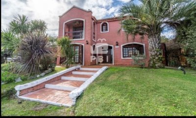 VENDO CASA, 5 DORMITORIOS, 4 BANOS, PISCINA, BALCON, PATIO, BARBACOA, TIO TOM, PUNTA BALLENA, MALDONADO