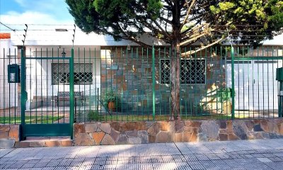 VENDO CASA, 3 DORMITORIOS, GARAGE, PATIO, APARTAMENTO Y TALLER AL FONDO, PRADO, MONTEVIDEO