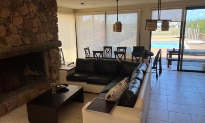 VENDO CASA, 5 DORMITORIOS, 5 BANOS, TERRAZA, PISCINA, PATIO, COCHERA PARA 12 AUTOS, LA BARRA, MALDONADO