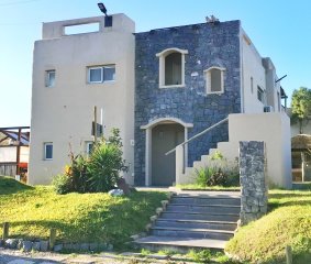 Hermoso Complejo De 4 Apartamentos Con Piscina En Punta Del Diablo