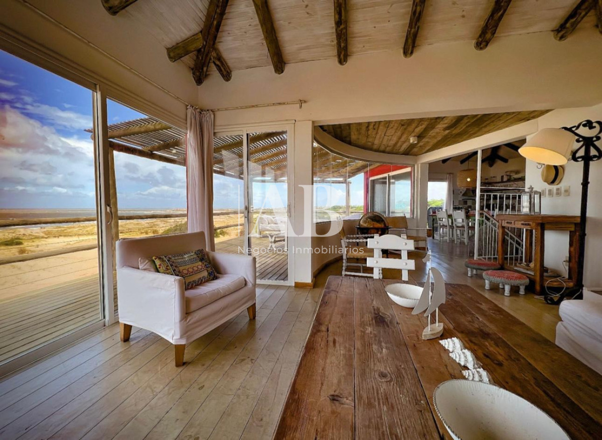 Casa ID.281 - Casa en Venta Frente al Mar en La Viuda - Punta del Diablo