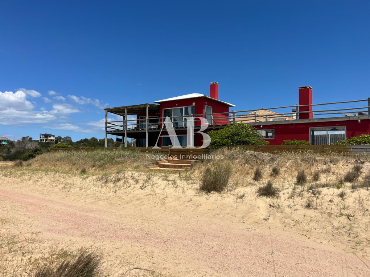 Casa ID.281 - Casa en Venta Frente al Mar en La Viuda - Punta del Diablo