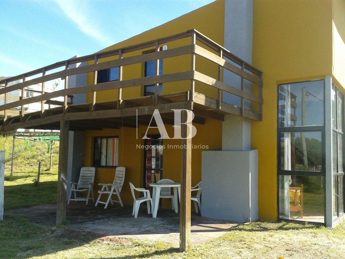 Casa ID.109 - En venta dos casas gemelas. Playa La Viuda. Mza 137.