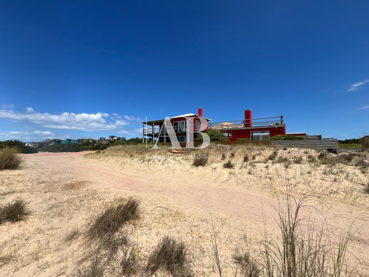 Casa ID.281 - Casa en Venta Frente al Mar en La Viuda - Punta del Diablo