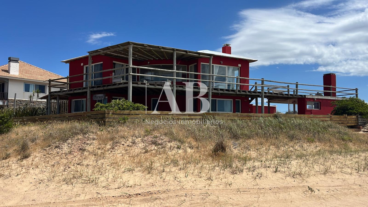 Casa ID.281 - Casa en Venta Frente al Mar en La Viuda - Punta del Diablo