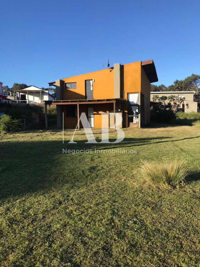 Casa ID.109 - En venta dos casas gemelas. Playa La Viuda. Mza 137.