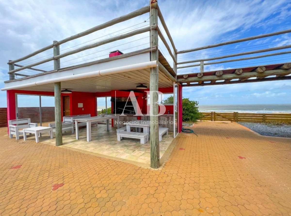 Casa ID.281 - Casa en Venta Frente al Mar en La Viuda - Punta del Diablo