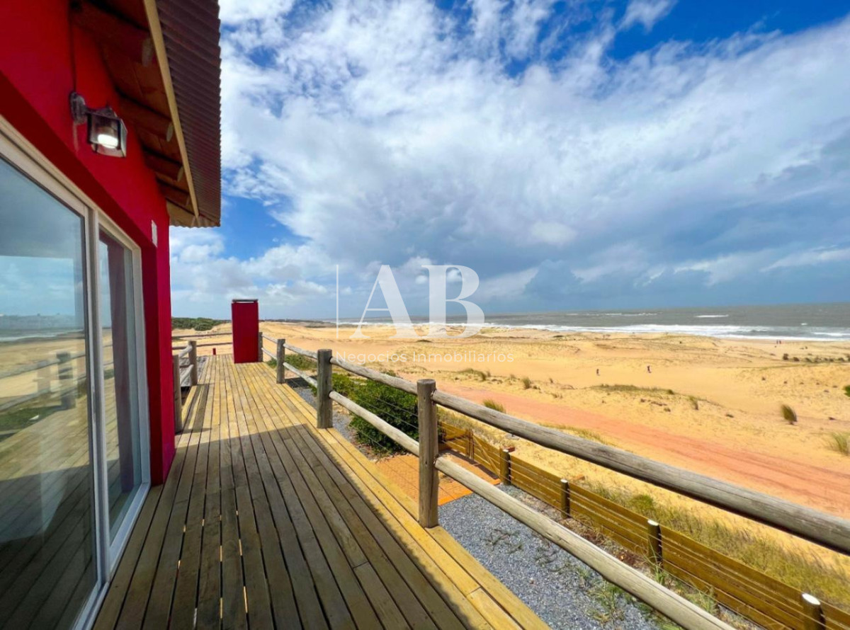 Casa ID.281 - Casa en Venta Frente al Mar en La Viuda - Punta del Diablo