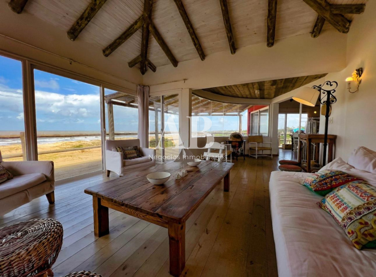 Casa ID.281 - Casa en Venta Frente al Mar en La Viuda - Punta del Diablo
