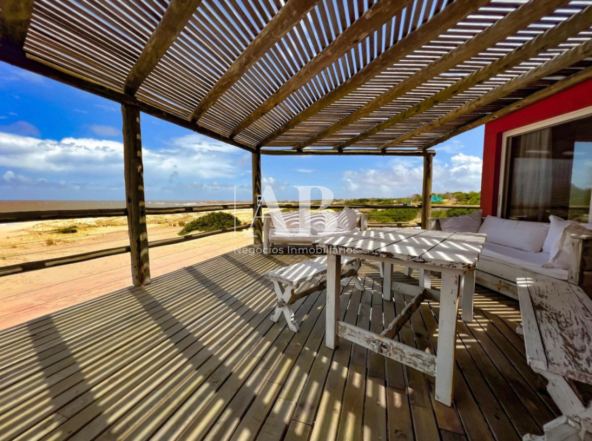 Casa ID.281 - Casa en Venta Frente al Mar en La Viuda - Punta del Diablo