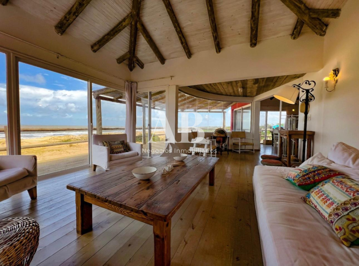 Casa ID.281 - Casa en Venta Frente al Mar en La Viuda - Punta del Diablo