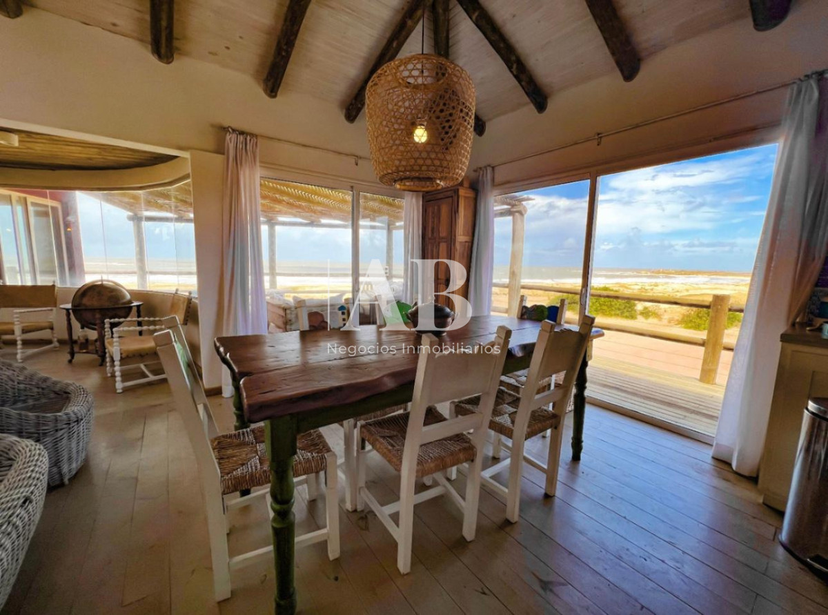 Casa ID.281 - Casa en Venta Frente al Mar en La Viuda - Punta del Diablo
