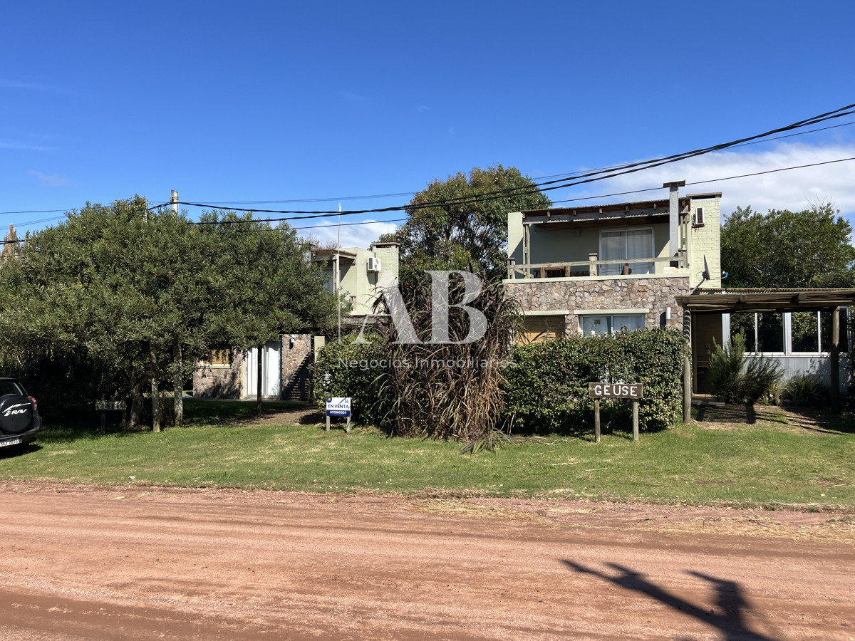 Casa ID.203 - Dos Hermosas casas en Pleno Barrio Rivero - Punta del Diablo