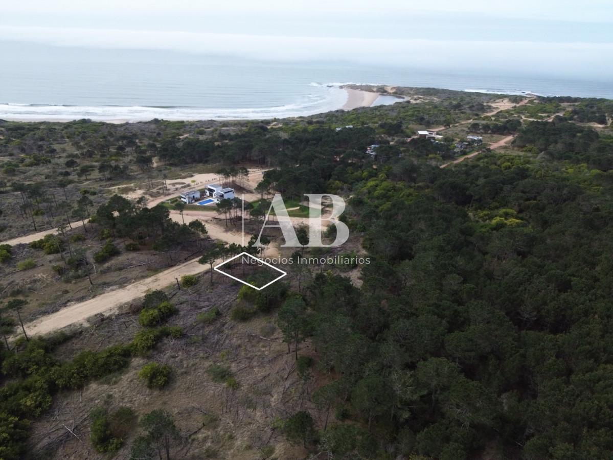 Terreno ID.355 - Solar en Playa Grande en 3a linea con vista al agua a 200m del mar !