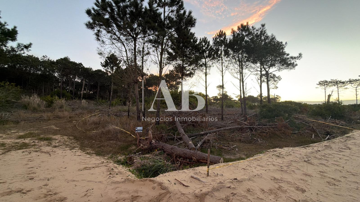 Terreno ID.355 - Solar en Playa Grande en 3a linea con vista al agua a 200m del mar !