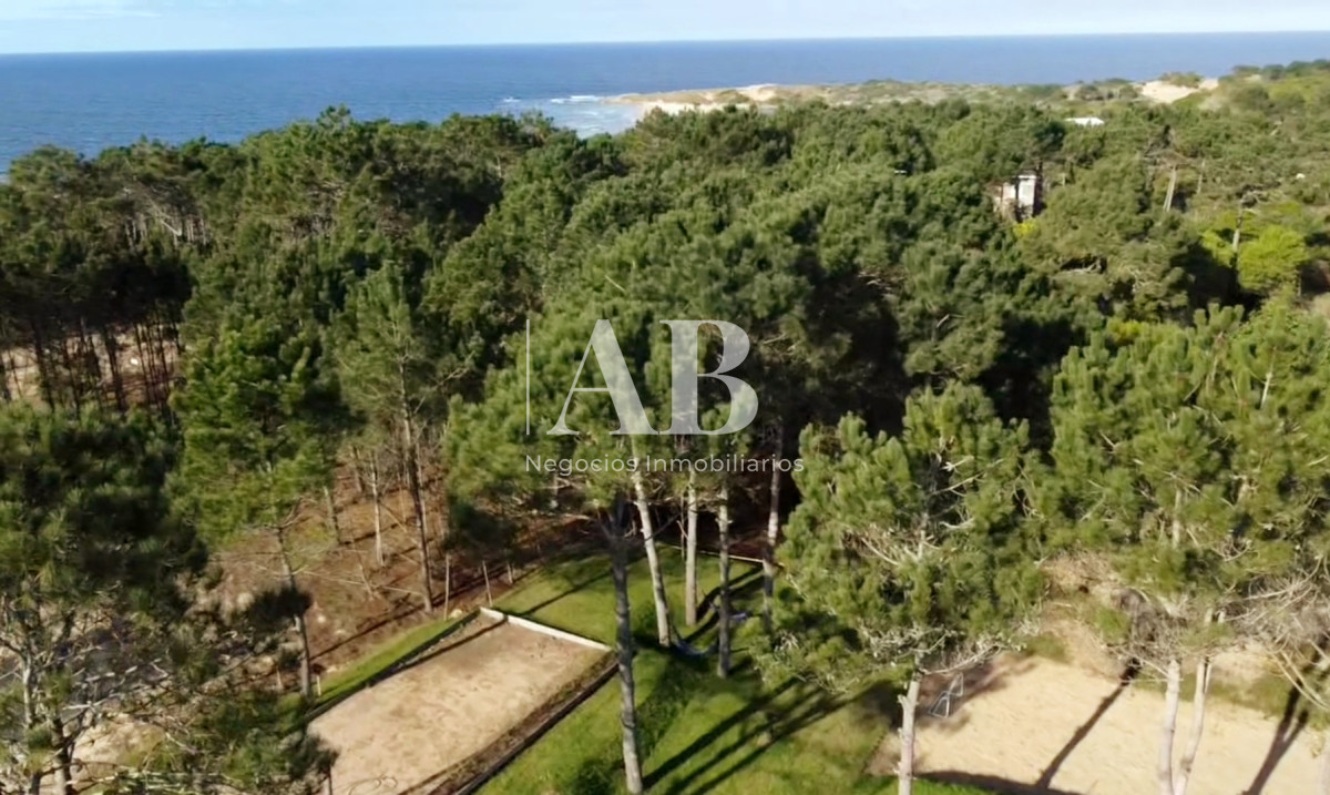 Terreno ID.347 - Gran solar esquinero 889m2 - Playa Grande- Punta del Diablo