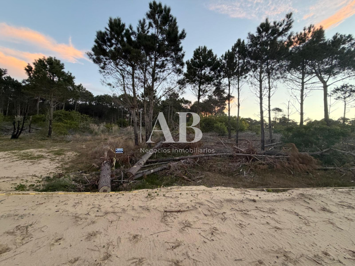 Terreno ID.355 - Solar en Playa Grande en 3a linea con vista al agua a 200m del mar !