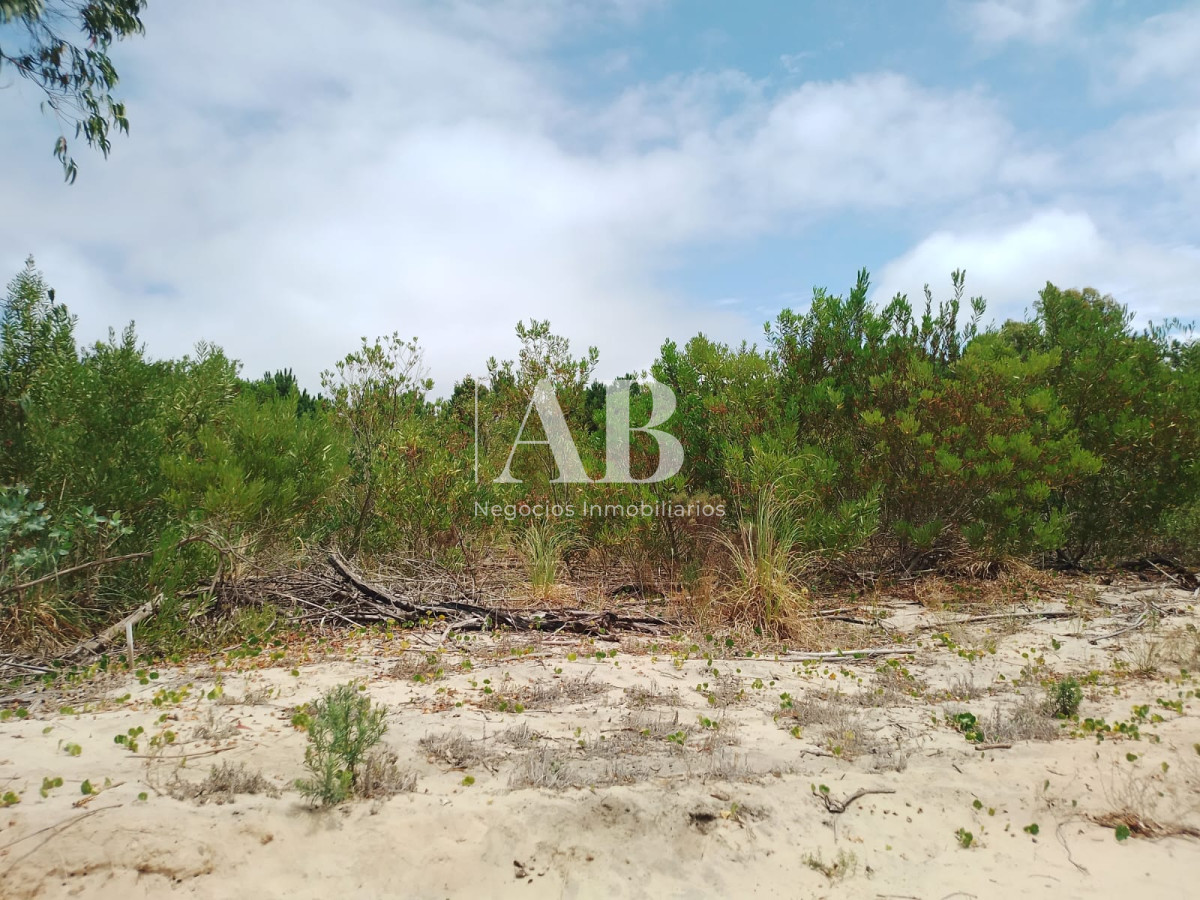 Terreno ID.194 - Terreno con buena ubicación en La Esmeralda calle 48 entre 3 y 4