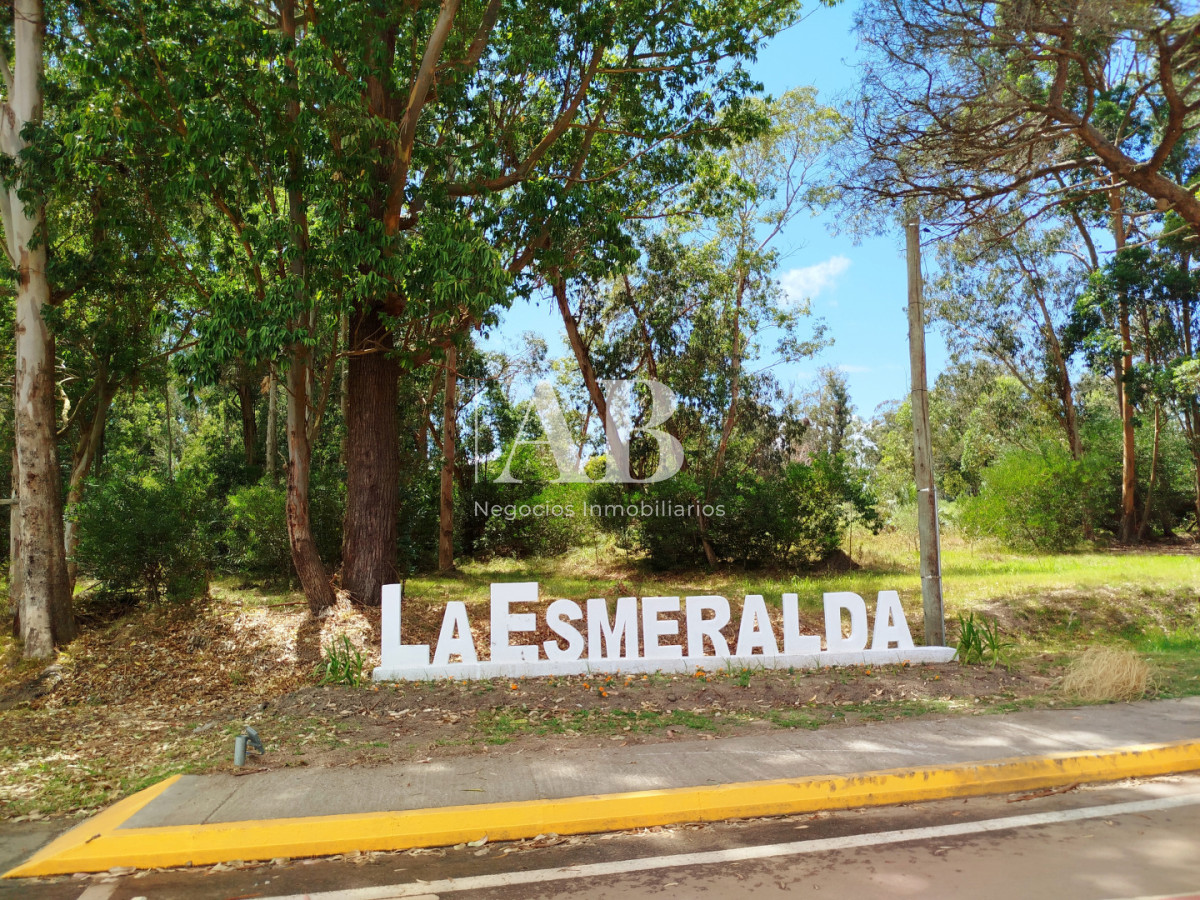 Terreno ID.324 - Terreno en Av. principal de La Esmeralda. Esquinero.