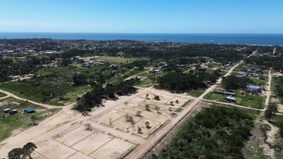 Distrito. Terrenos con Entrega de U$D3500 - Punta del Diablo