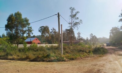 Terreno esquinero, alto, nivelado y bien ubicado.