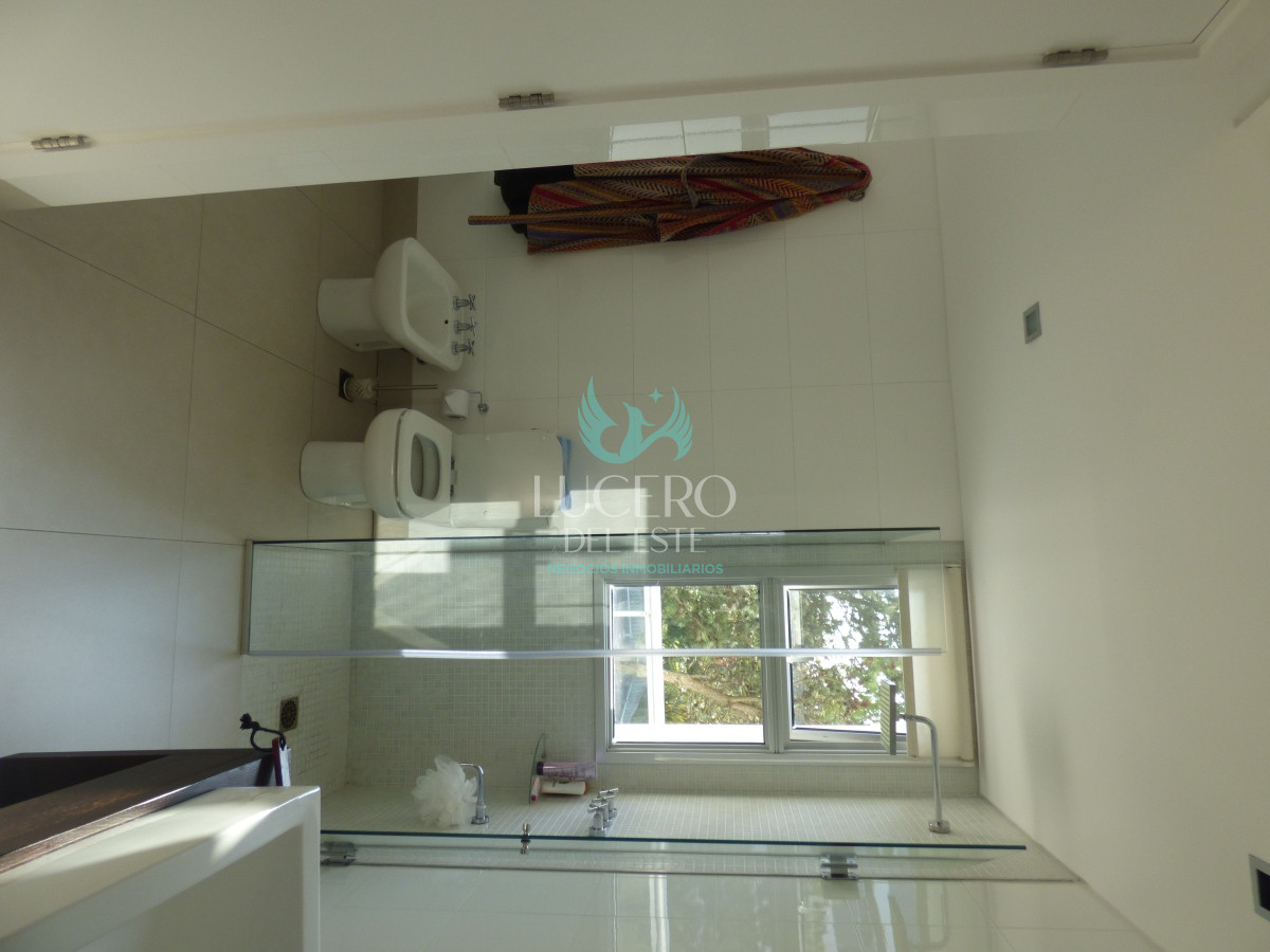 Apartamento ID.394 - Venta Departamento 4 Dorm en Suite Frente al Mar con 2 cocheras
