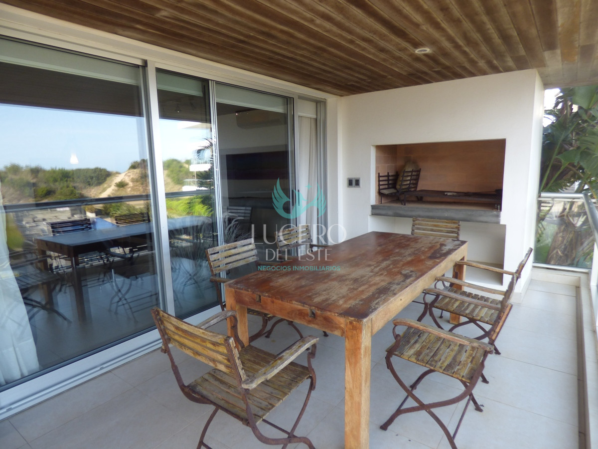 Apartamento ID.394 - Venta Departamento 4 Dorm en Suite Frente al Mar con 2 cocheras