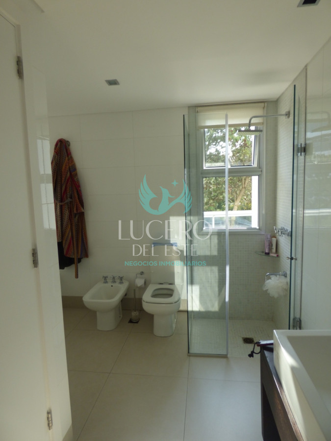 Apartamento ID.394 - Venta Departamento 4 Dorm en Suite Frente al Mar con 2 cocheras