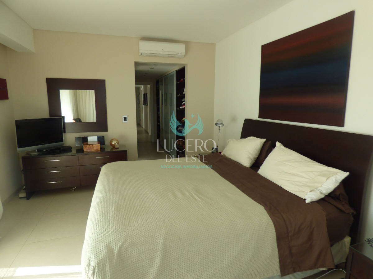 Apartamento ID.394 - Venta Departamento 4 Dorm en Suite Frente al Mar con 2 cocheras
