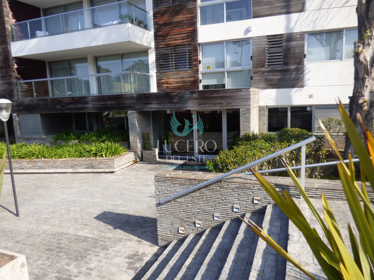 Apartamento ID.394 - Venta Departamento 4 Dorm en Suite Frente al Mar con 2 cocheras