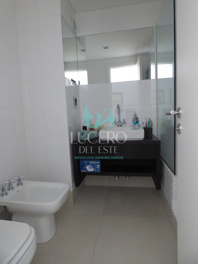 Apartamento ID.394 - Venta Departamento 4 Dorm en Suite Frente al Mar con 2 cocheras