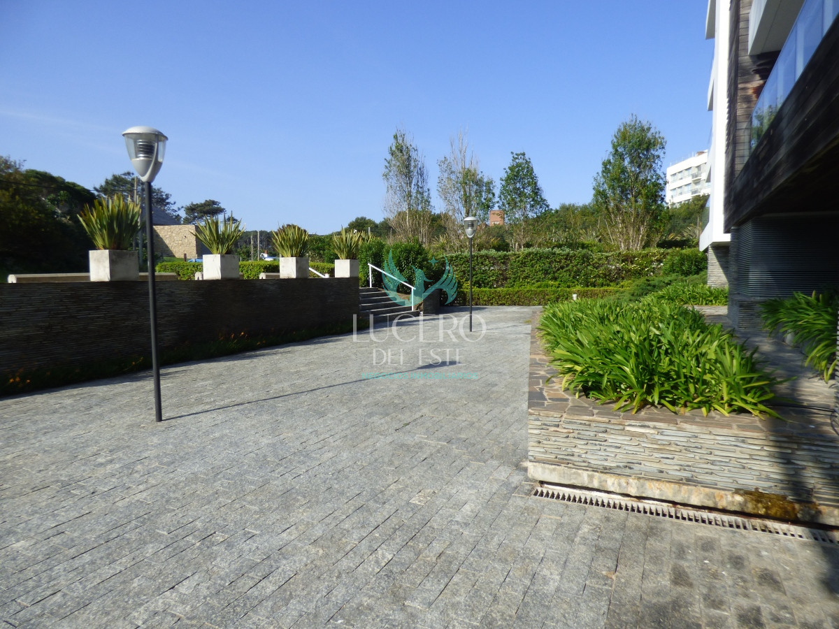 Apartamento ID.394 - Venta Departamento 4 Dorm en Suite Frente al Mar con 2 cocheras