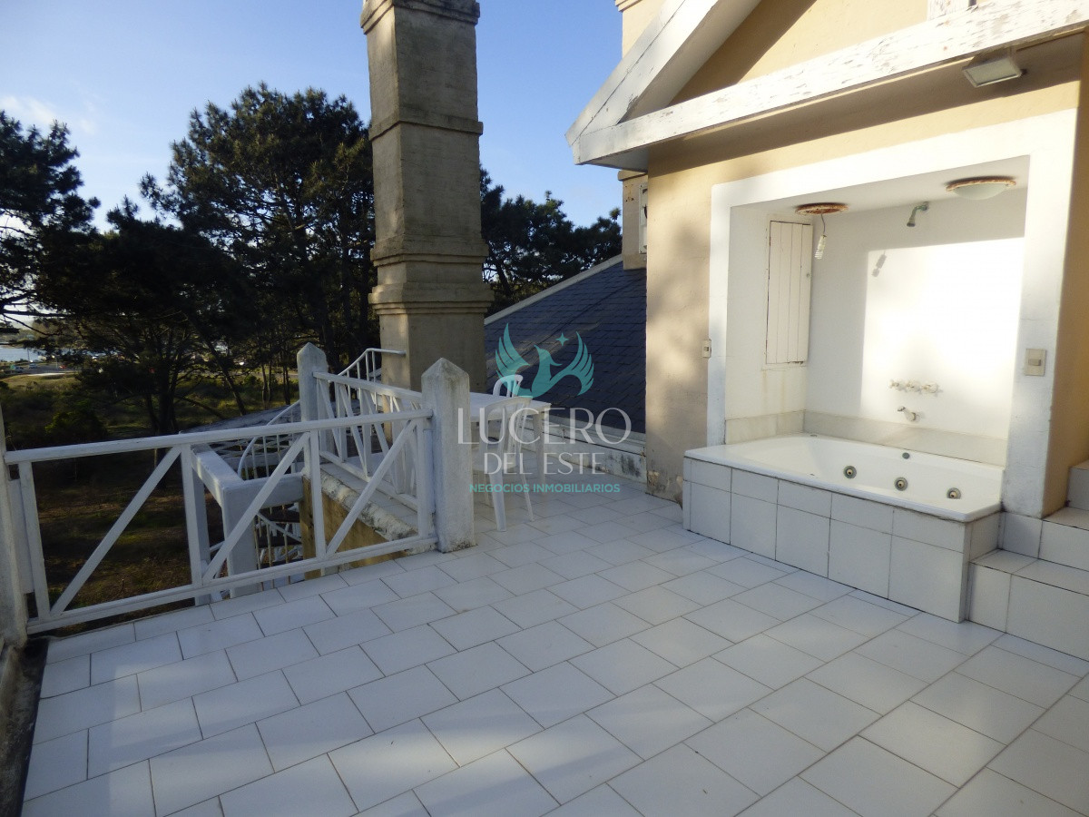 Apartamento ID.56 - Alquiler Departamento 3 Dorm + 1 en PH, con terraza y Jacuzzi 
