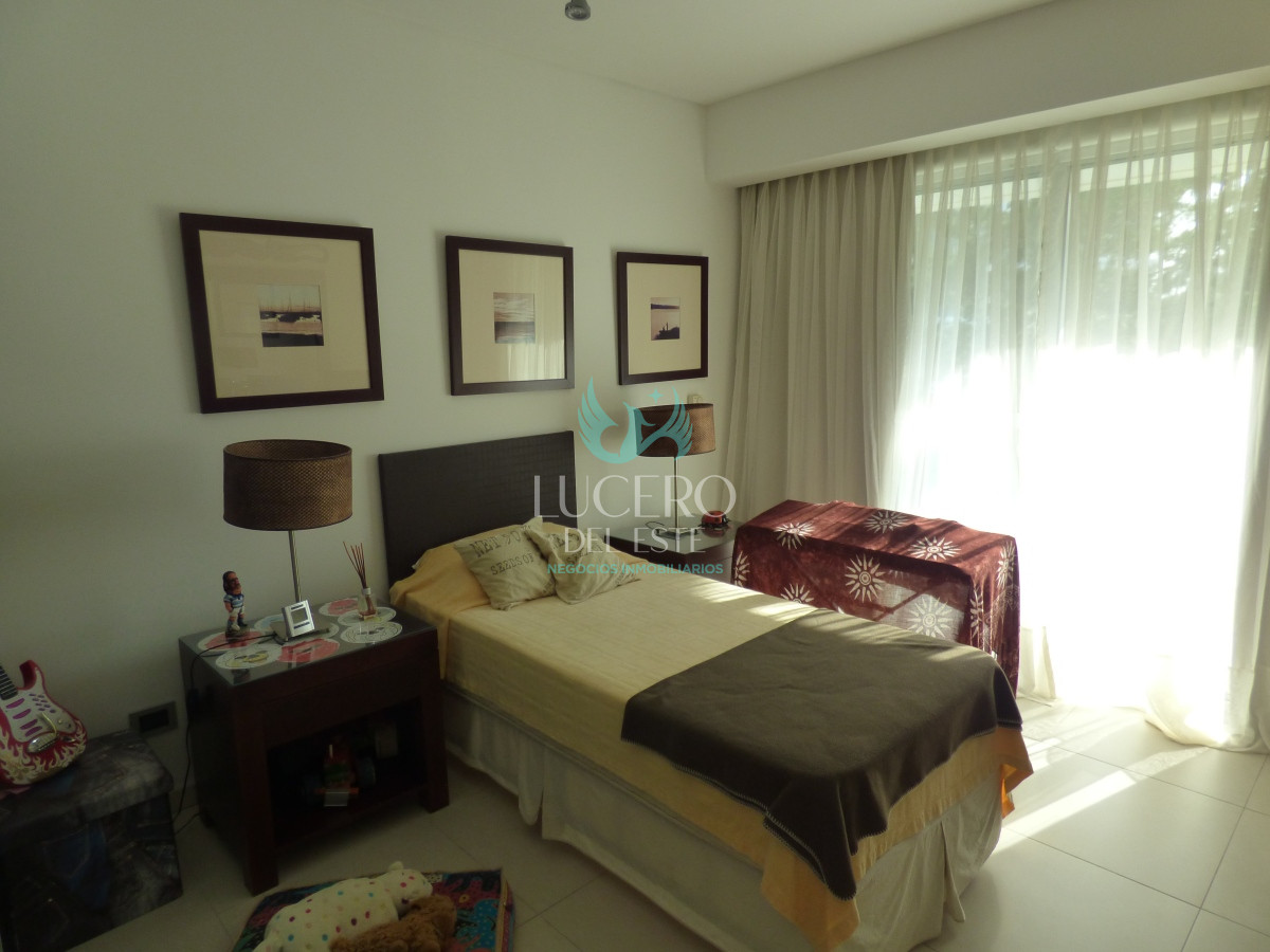 Apartamento ID.394 - Venta Departamento 4 Dorm en Suite Frente al Mar con 2 cocheras