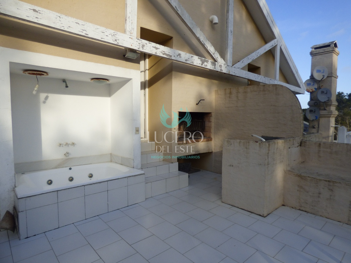 Apartamento ID.56 - Alquiler Departamento 3 Dorm + 1 en PH, con terraza y Jacuzzi 