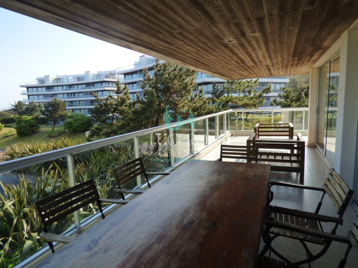 Apartamento ID.394 - Venta Departamento 4 Dorm en Suite Frente al Mar con 2 cocheras