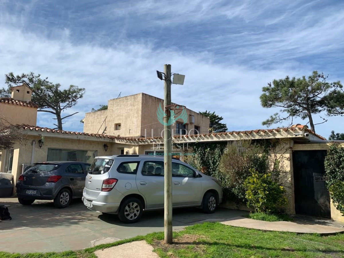 Casa ID.398 - Casa en Golf 4 Dorm 3 baños 1318mts2 en el Golf