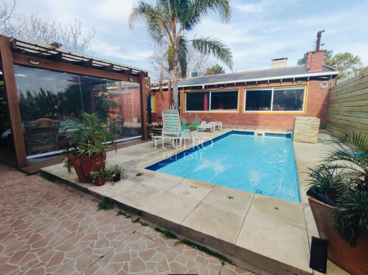 Casa ID.1548 - Vendo casa 4 dormitorios y 3 baños con Piscina climatizada