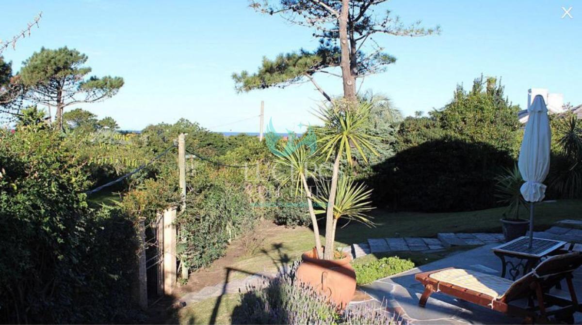 Casa ID.398 - Casa en Golf 4 Dorm 3 baños 1318mts2 en el Golf