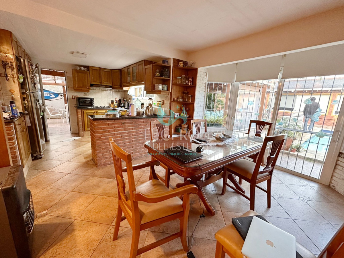 Casa ID.1548 - Vendo casa 4 dormitorios y 3 baños con Piscina climatizada