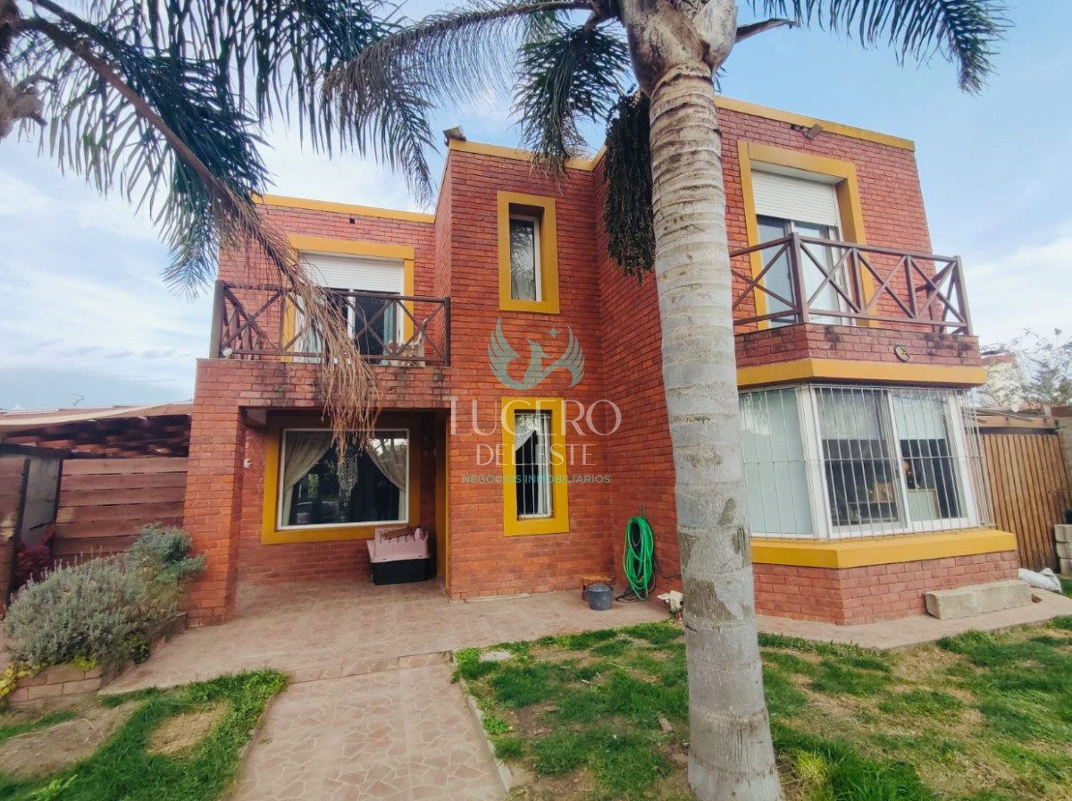 Casa ID.1548 - Vendo casa 4 dormitorios y 3 baños con Piscina climatizada
