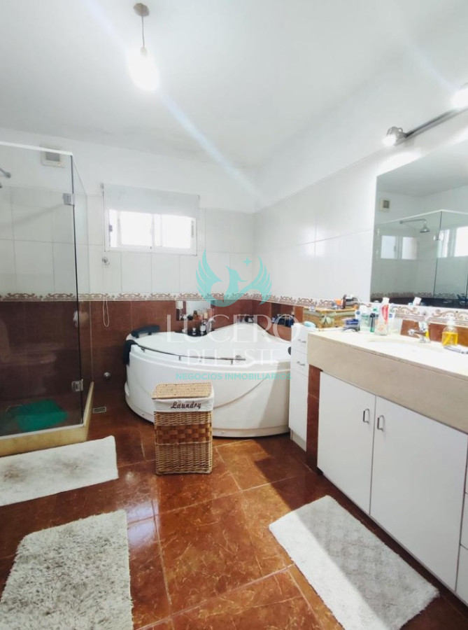 Casa ID.1548 - Vendo casa 4 dormitorios y 3 baños con Piscina climatizada